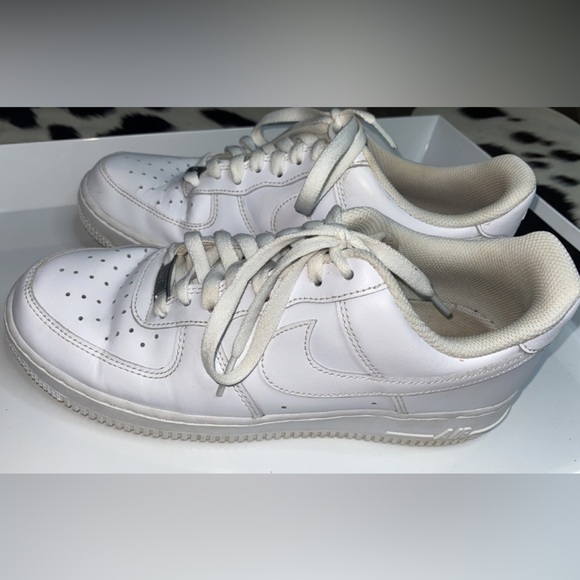 Nike Air Force 1 Size 9 All White Has minimal wear shown needs good cleaning - Picture 9 of 16